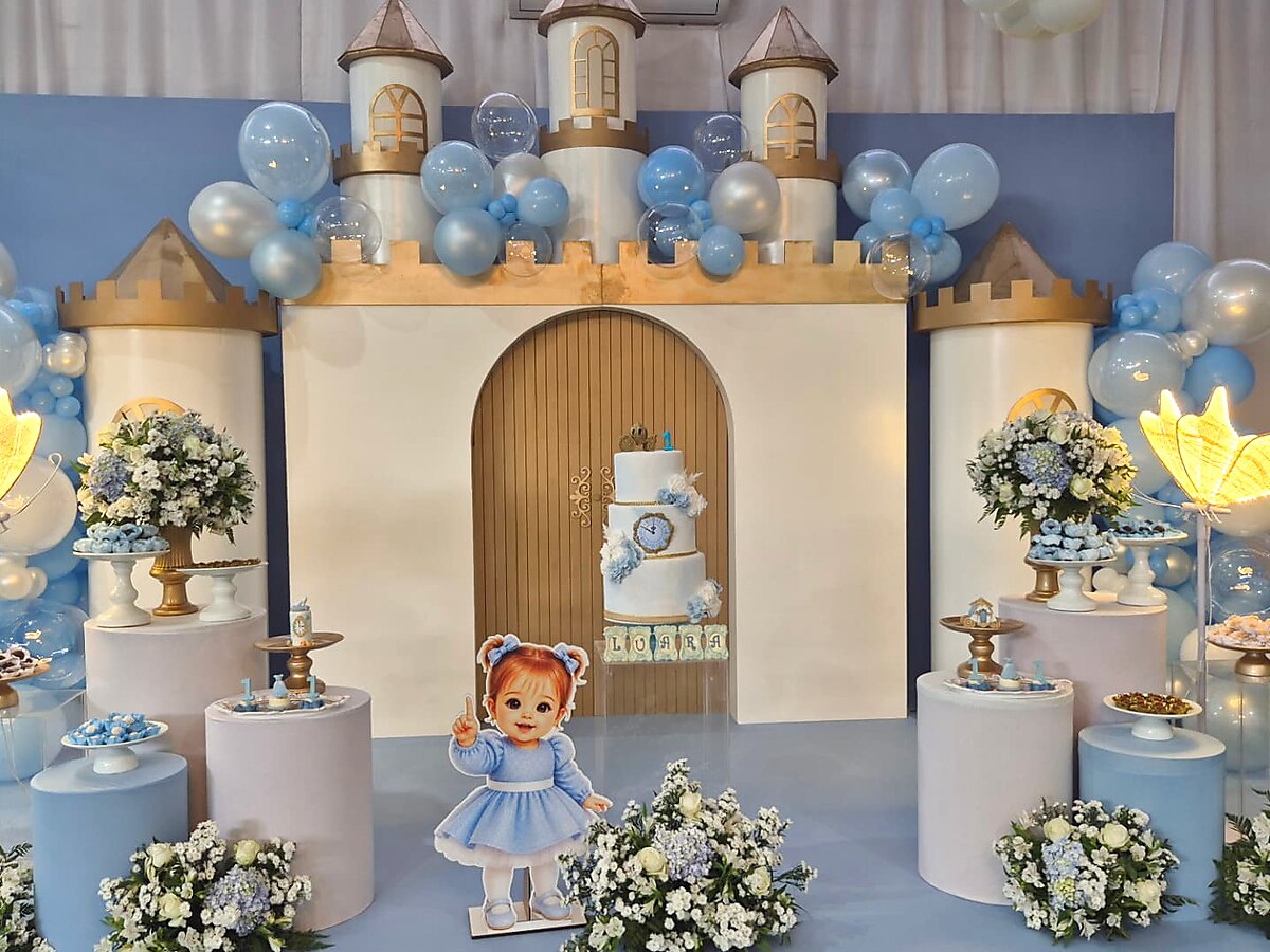 Decoração de festa tema castelo azul e dourado